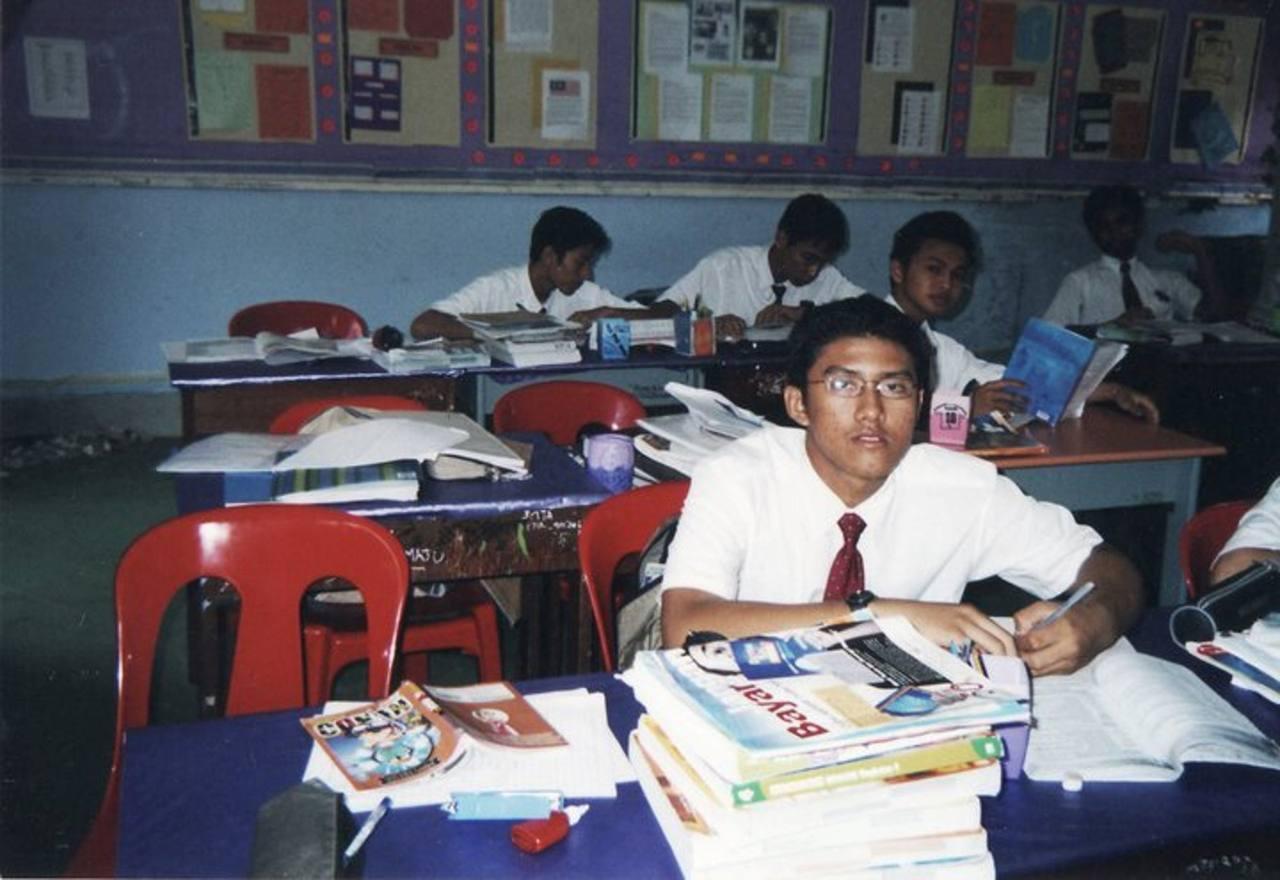Zaman persekolahan tekun menelaah di meja kelas