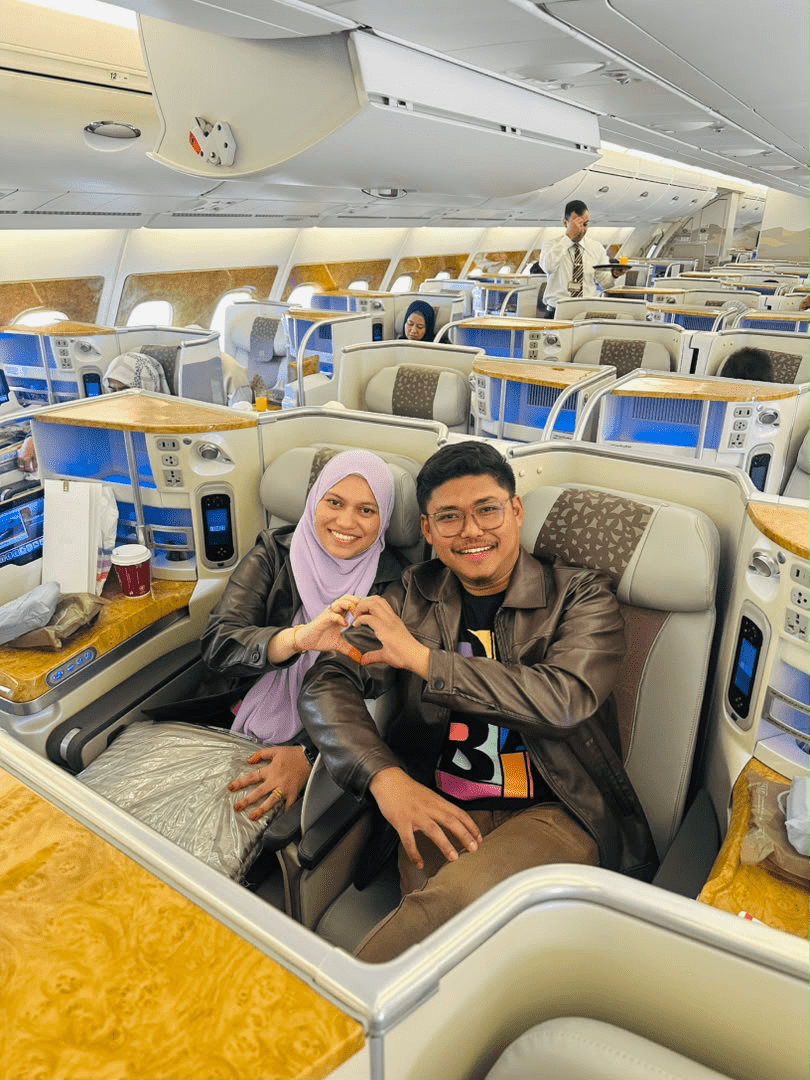 Syarif Jamil (SJ) dan isteri di kabin penerbangan Business Class Emirates