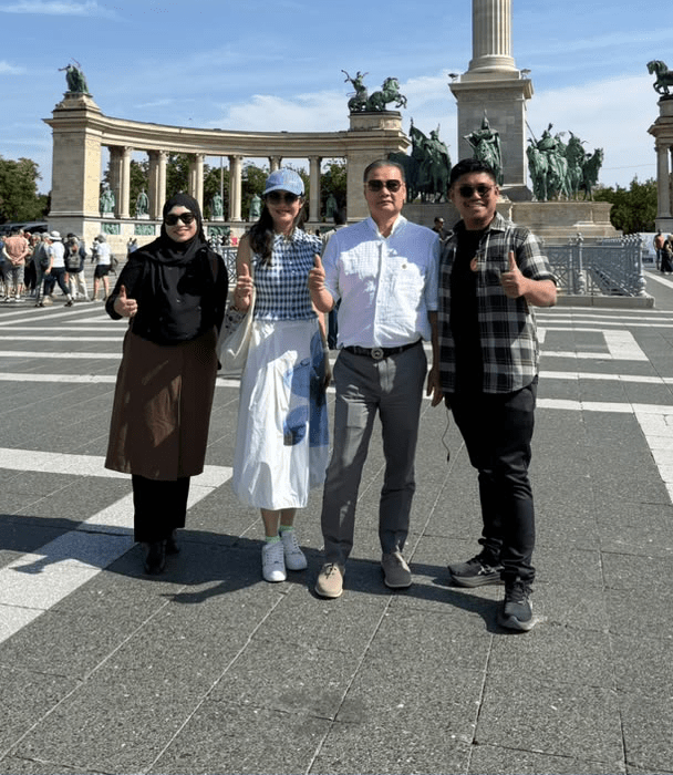 Syarif Jamil (SJ) dan isteri bersama Pengasas Public Gold Dato' Seri Louis Ng & Datin Seri Yvonne Lim di Heroes Square Budapest
