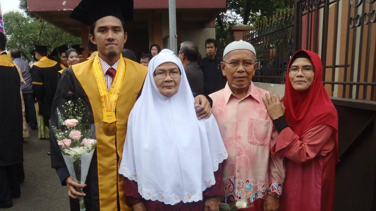 Graduasi 2014 bergelar Medical Doctor bersama ibu bapa