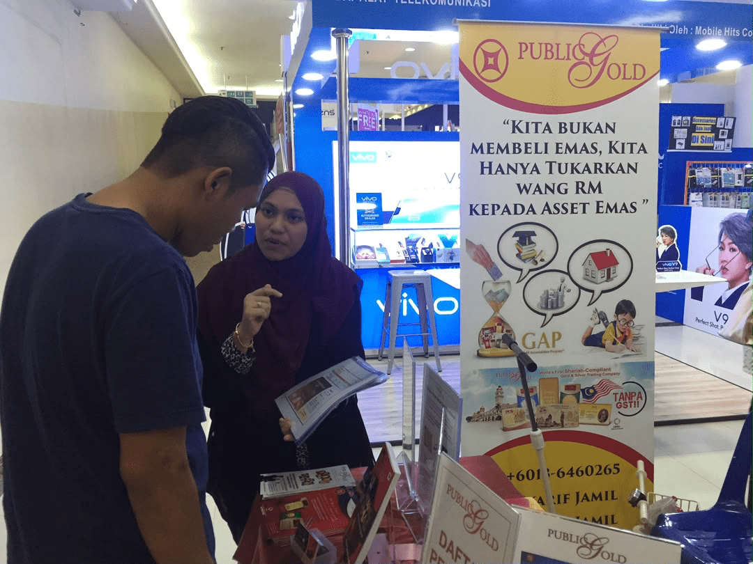 Puan Syamimi Nur Aqila berinteraksi bersama pelanggan di booth pameran