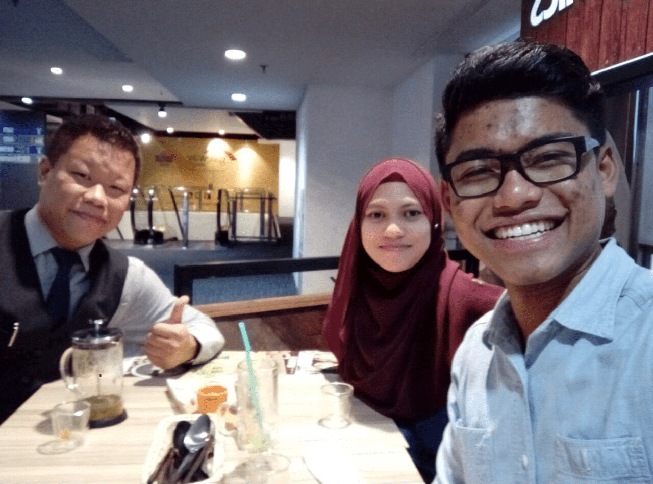 Syarif Jamil (SJ) dan Puan Syamimi dalam sesi perbincangan strategik bersama Mr. Kenneth Chan daripada pengurusan Public Gold