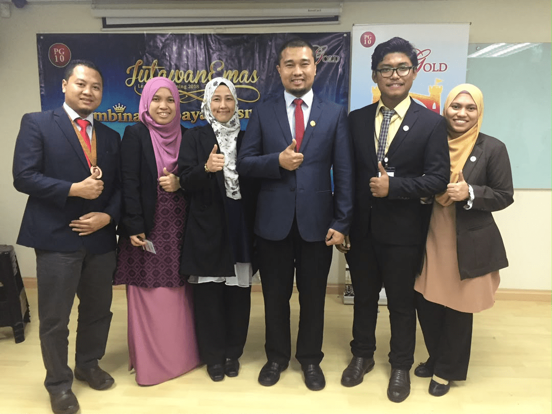 Syarif Jamil (SJ) dan Puan Syamimi berpakaian sut korporat bersama Mentor Tuan Mohd Zulkifli Shafie di Jutawan Emas Leadership Training 2018
