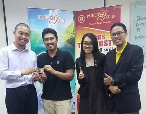 Dr. Mohd Syafiq Roslan menerima hadiah lucky draw 0.5 gram emas bersama Mentor Tuan Zul