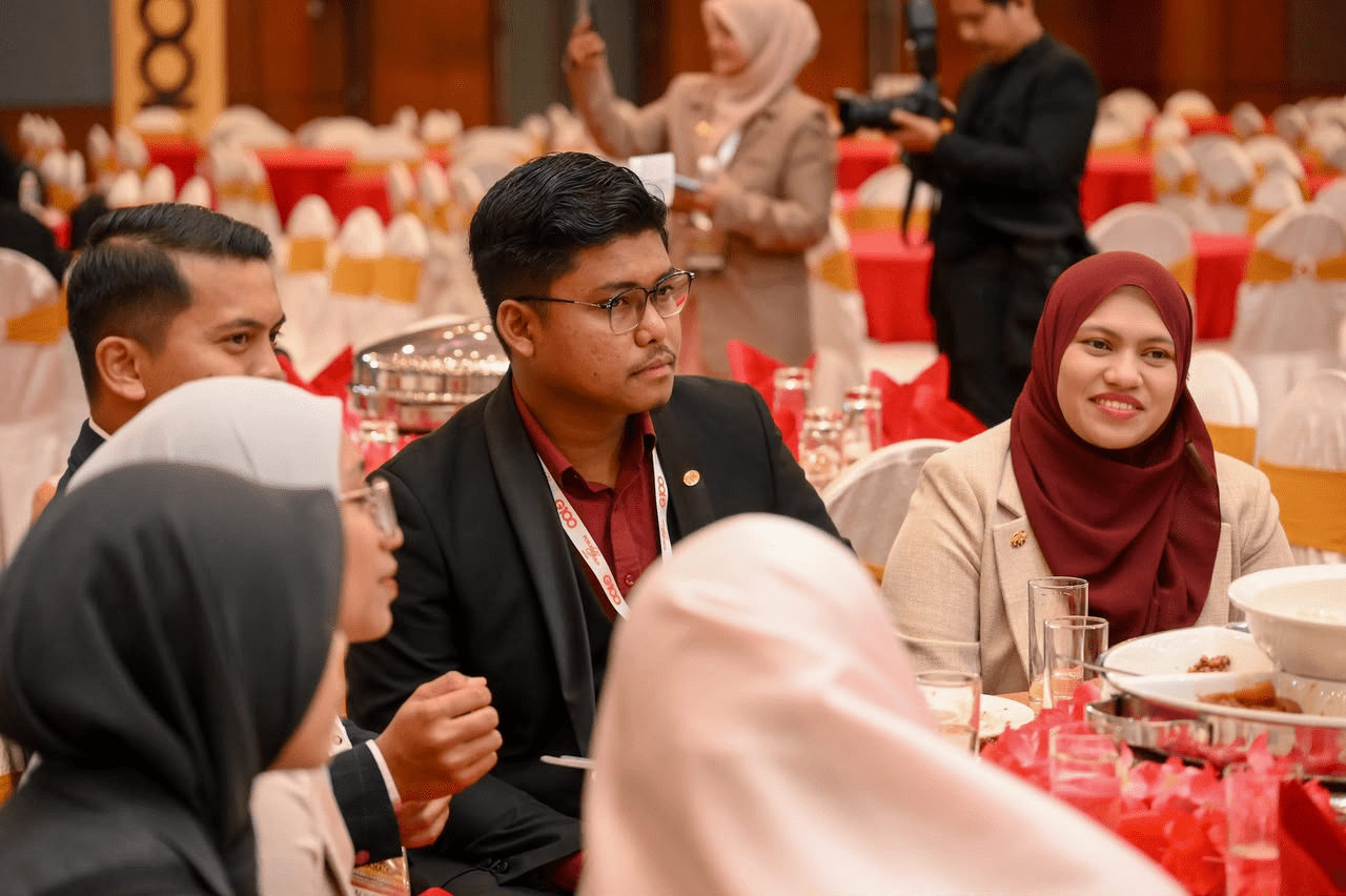 Syarif Jamil (SJ) dan Puan Syamimi di meja santapan malam gala kepimpinan memakai lanyard rasmi G100 Network