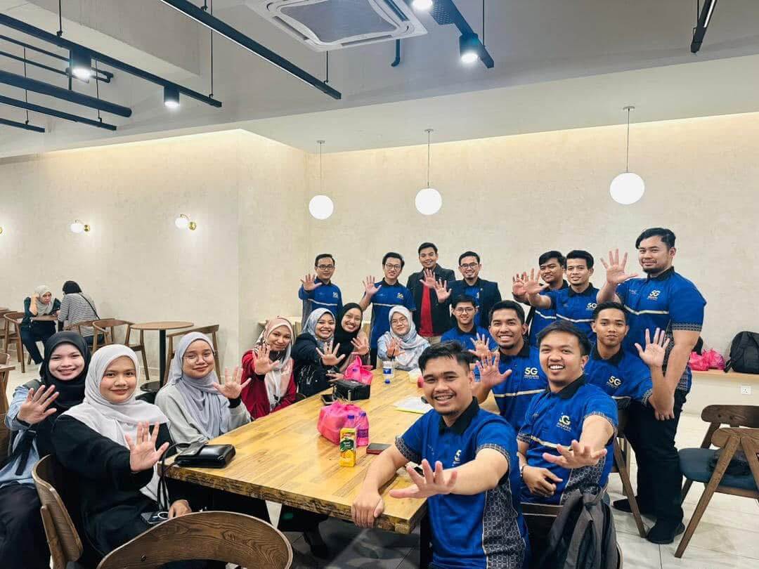 Team 5G Associates berkumpul dan bergambar dengan simbol 5 jari