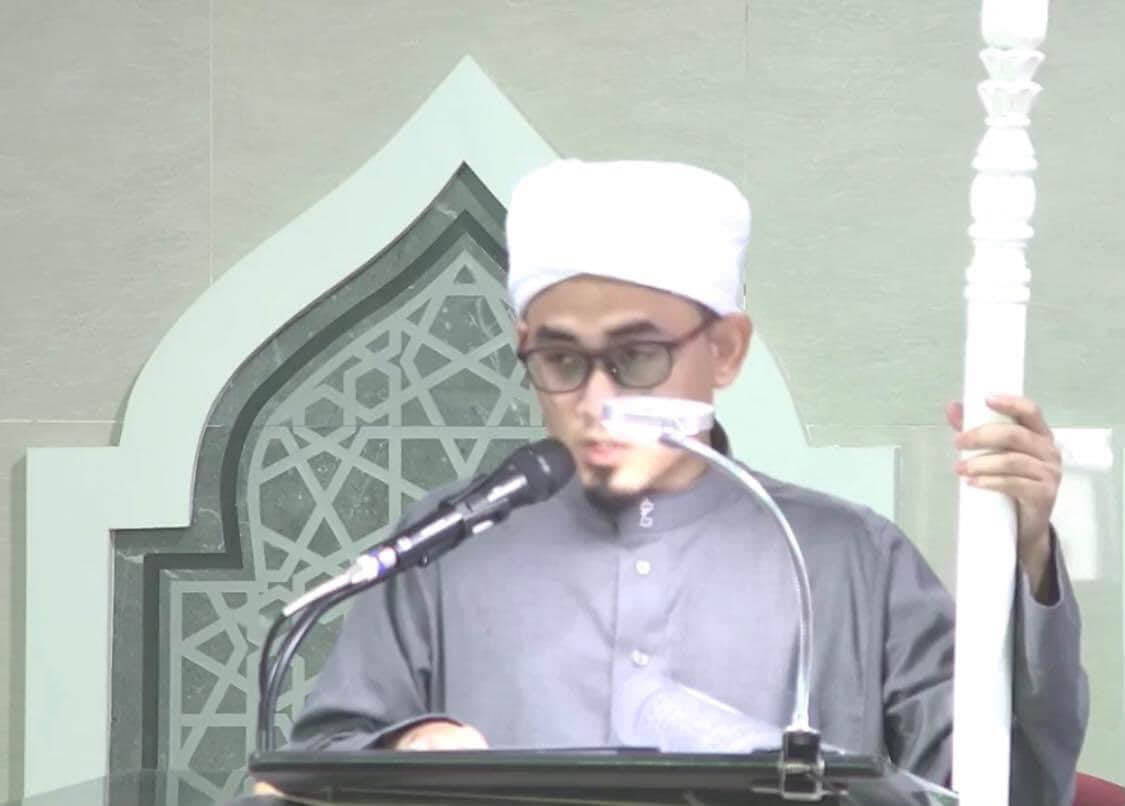 Tuan Azam Amiri bertugas menyampaikan khutbah di atas minbar masjid