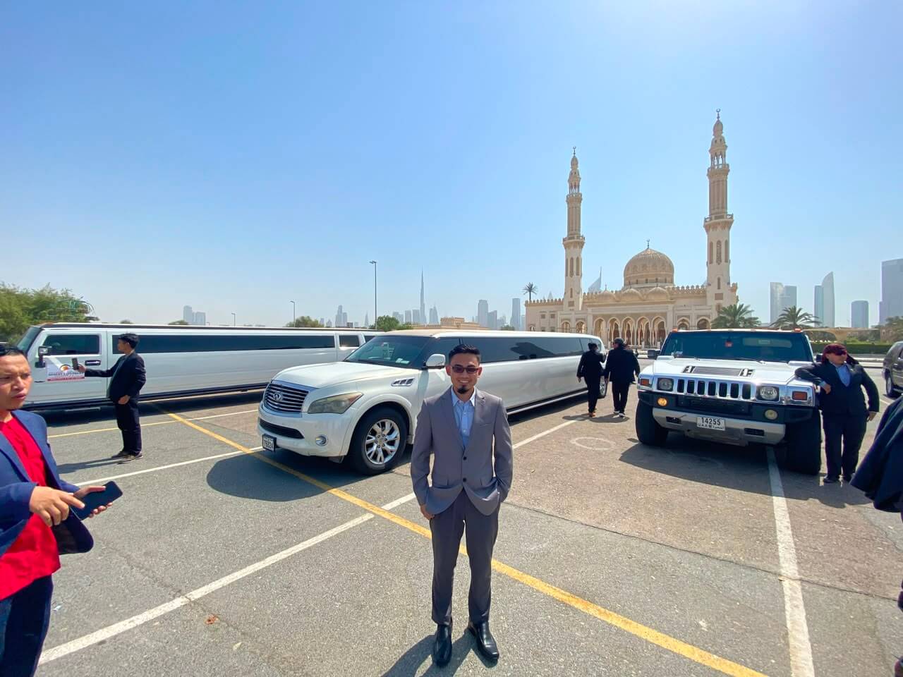 Tuan Azam Amiri bersama limosin mewah di Dubai
