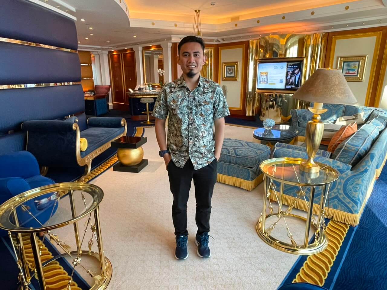 Tuan Azam Amiri di Suite Diraja Burj Al Arab Dubai