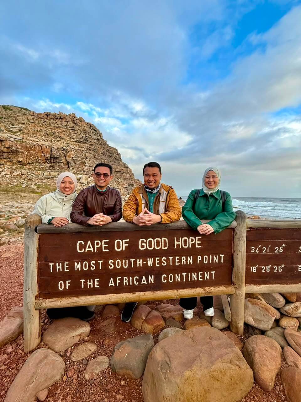 Tuan Azam Amiri dan isteri bersama mentor Tuan Zulkifli di Cape of Good Hope Afrika Selatan