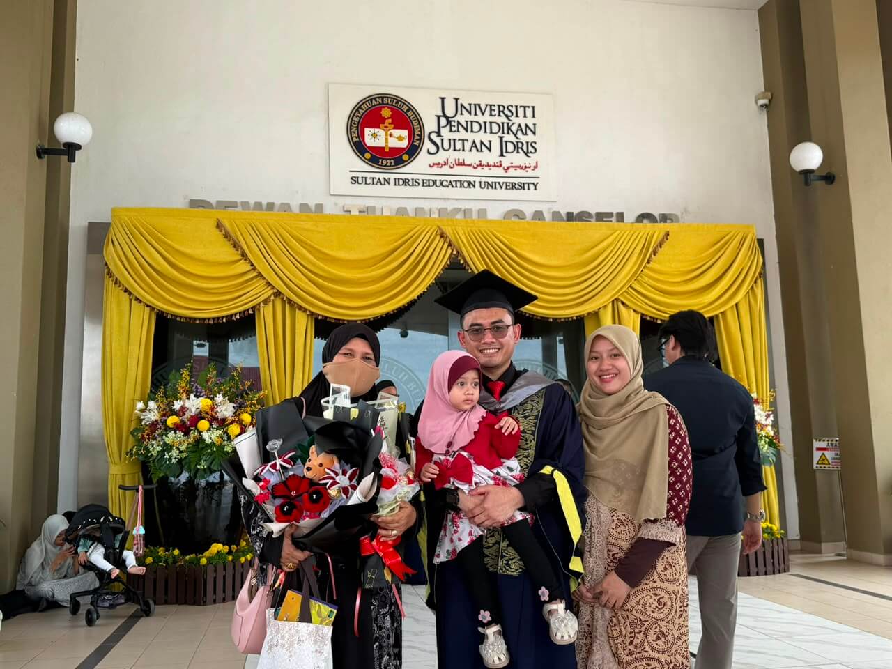 Tuan Azam Amiri bersama bonda tercinta, isteri Raziatul Madiah dan anakanda di majlis konvokesyen UPSI