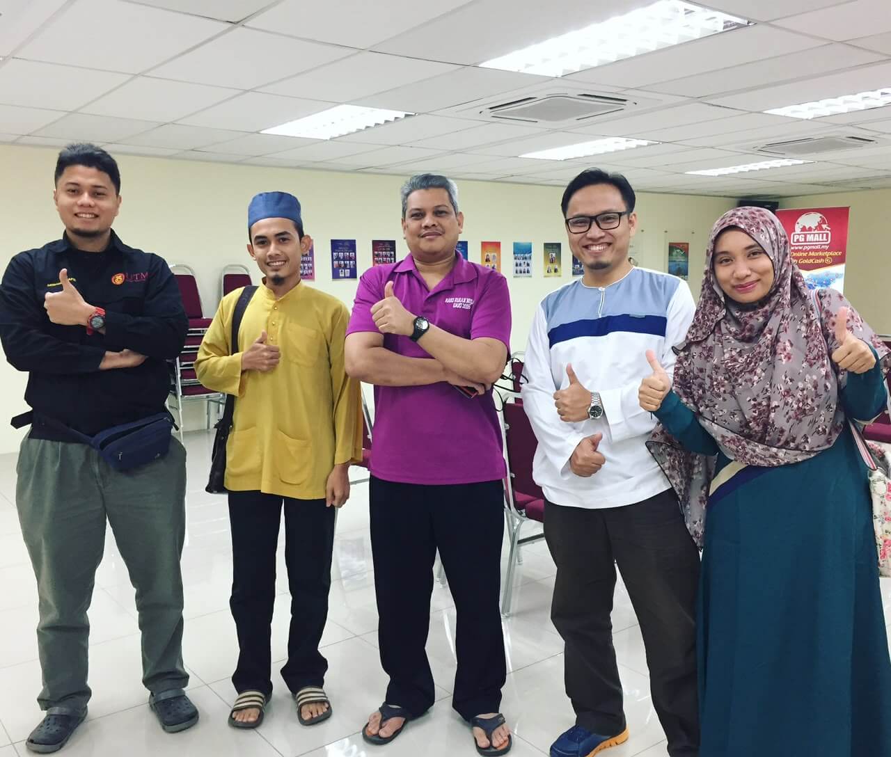 Tuan Azam Amiri bersama mentor Tuan Zulkifli Shafie dan para pemimpin di seminar awal Public Gold