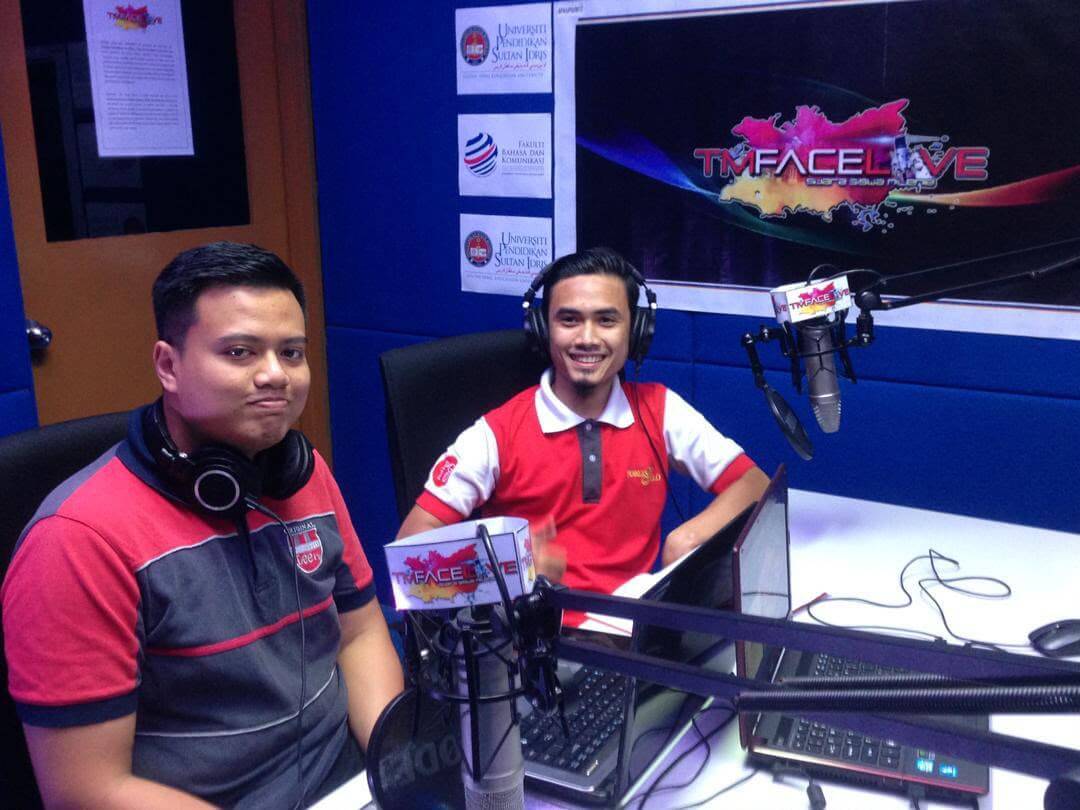 Tuan Azam Amiri di studio siaran radio/TV UPSI menyarung baju polo Public Gold