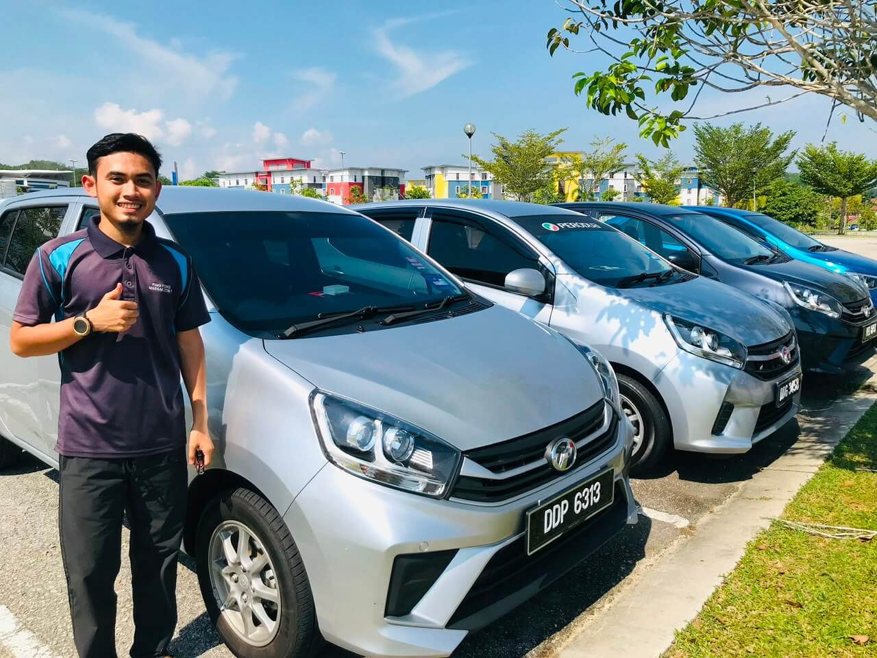 Tuan Azam Amiri bersama deretan kereta sewa di kampus