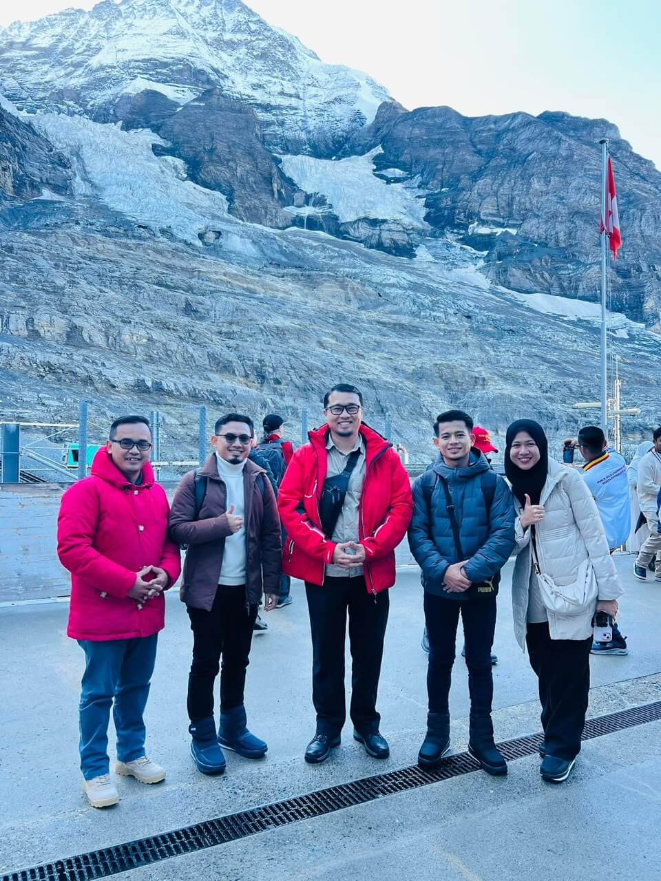 Tuan Azam Amiri bersama Tuan Zulkifli Shafie dan para pemimpin di pergunungan salji Switzerland