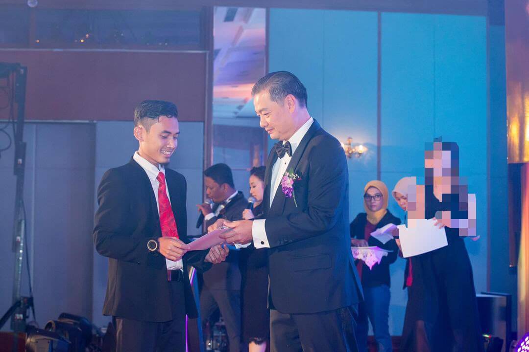 Tuan Azam Amiri menerima anugerah daripada Pengasas & Pengerusi Eksekutif Public Gold, Dato' Seri Louis Ng