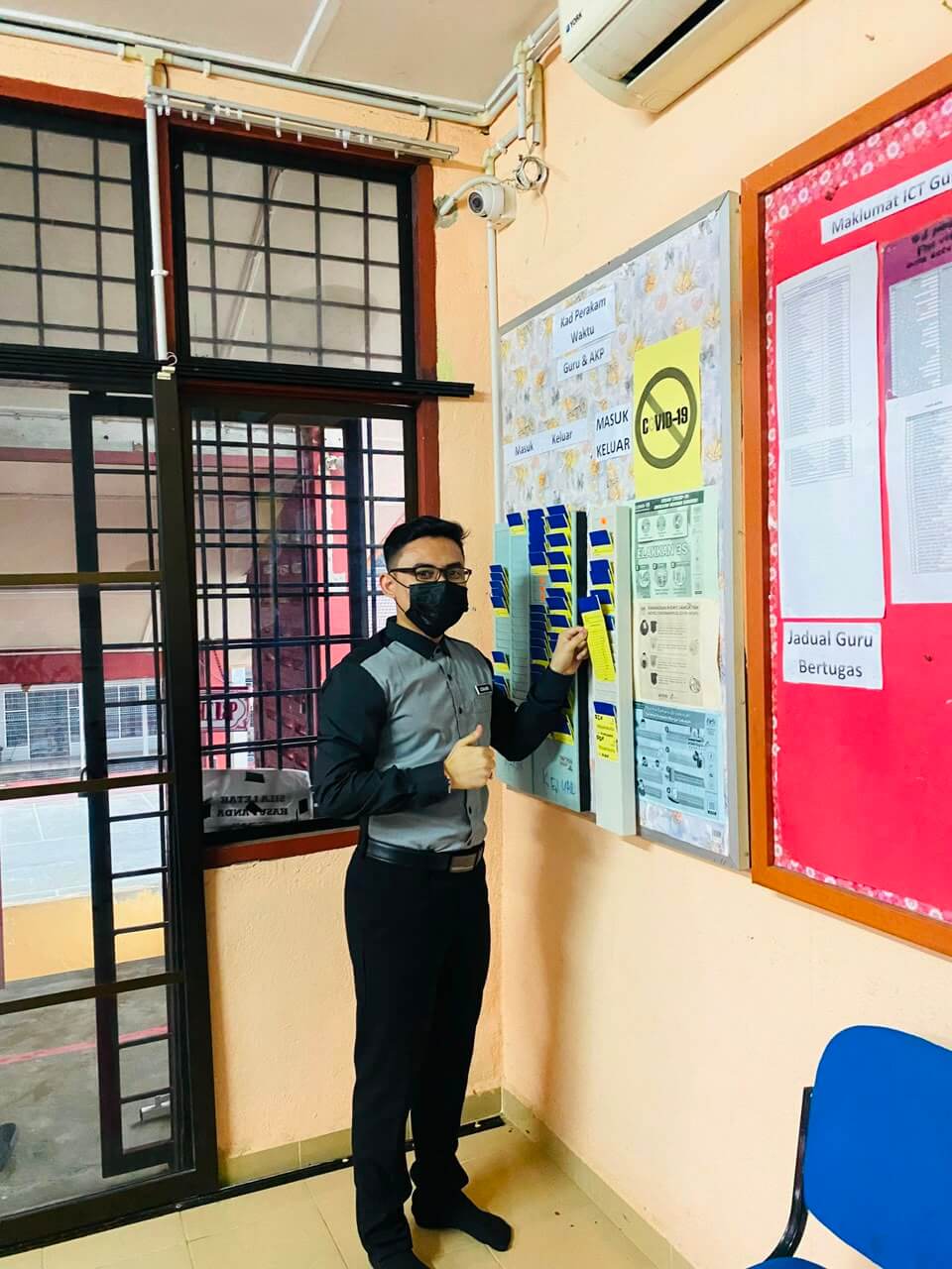 Tuan Azam Amiri sewaktu latihan praktikal perguruan ICT di sekolah