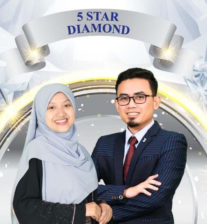 Potret Tuan Muhammad Azam Amiri & Puan Raziatul Madiah — 5 Star Diamond Achiever
