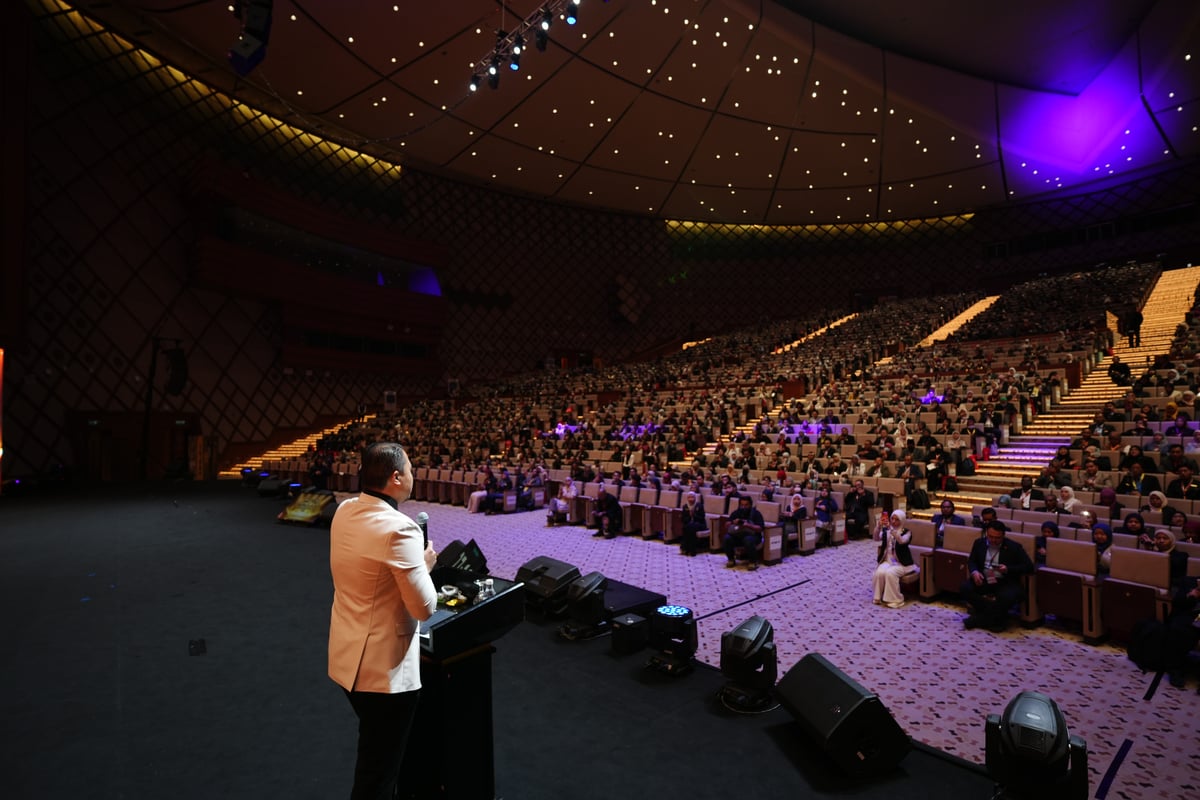 Suasana pentas Master Dealer Conference dan dewan dipenuhi peserta