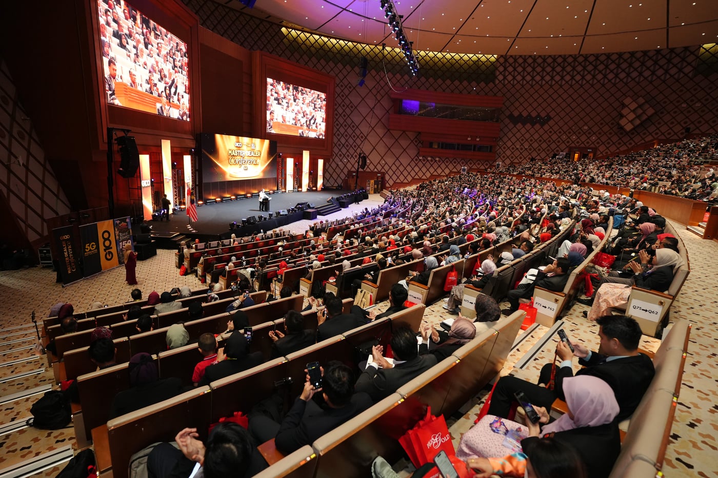 Dewan utama Master Dealer Conference dengan paparan skrin pentas mega di PICC Putrajaya