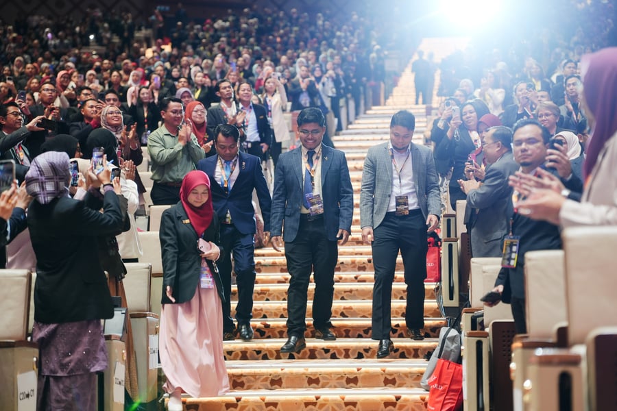 Perarakan masuk barisan achiever diraikan dengan tepukan berdiri