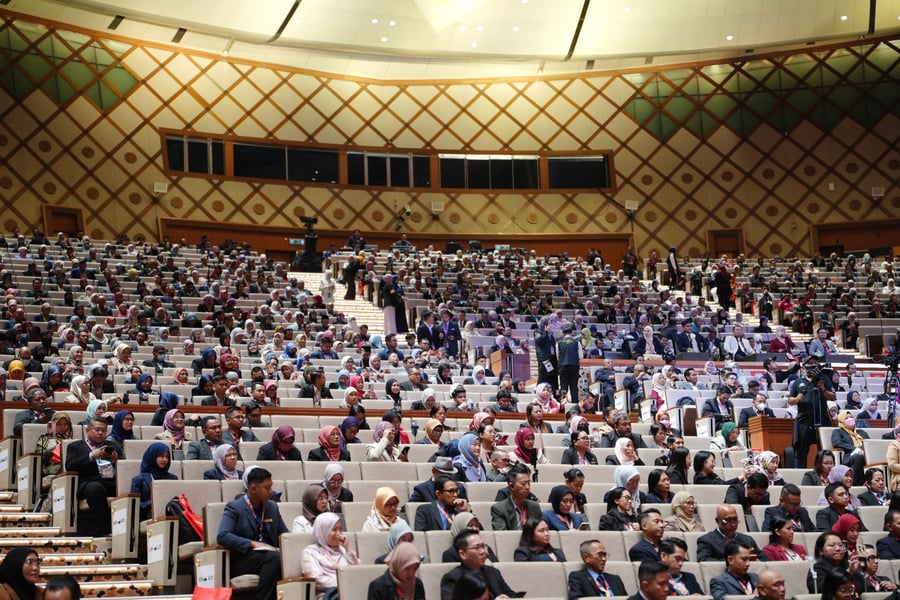 Dewan Plenary PICC padat dipenuhi ribuan dealer dari seluruh negara