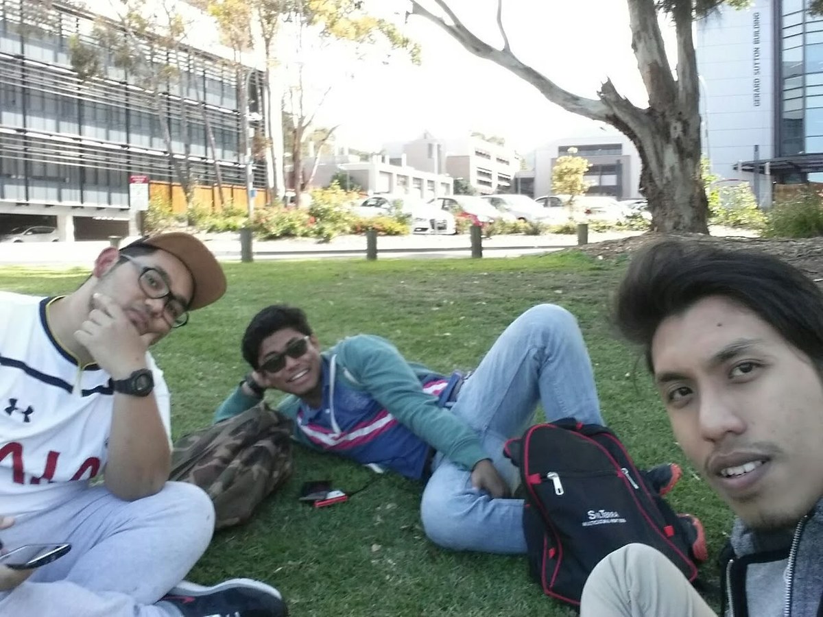 Syarif Jamil (SJ) bersama rakan mahasiswa di kampus University of Wollongong Australia