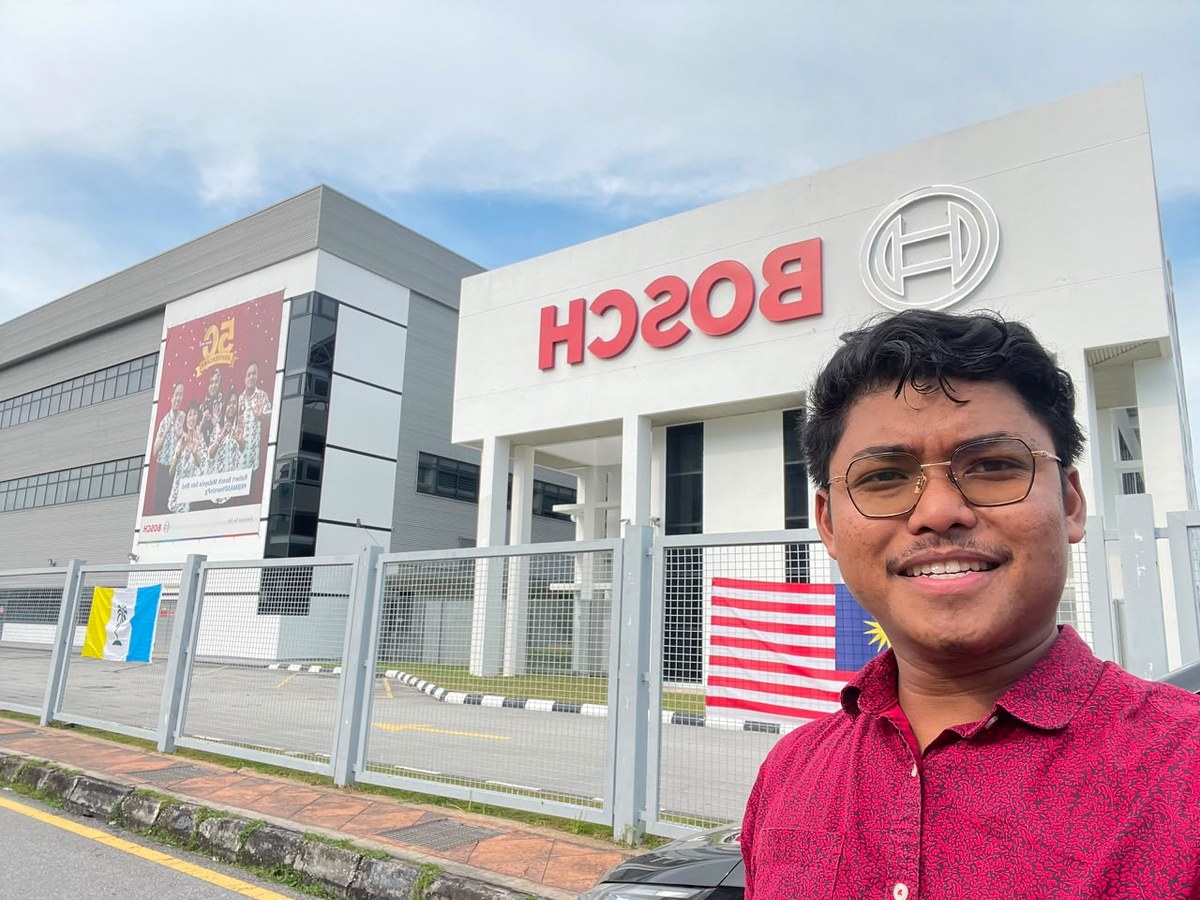 Syarif Jamil (SJ) di hadapan kilang BOSCH Pulau Pinang