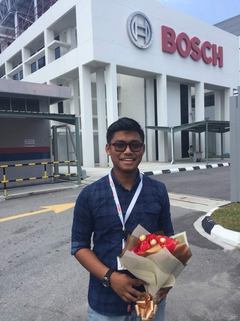 Syarif Jamil (SJ) menerima jambangan bunga perpisahan dari rakan kilang BOSCH Ogos 2022