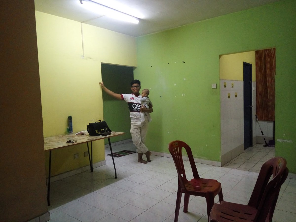 Suasana ruang tamu flat sederhana Syarif Jamil (SJ) mendukung anak pertama