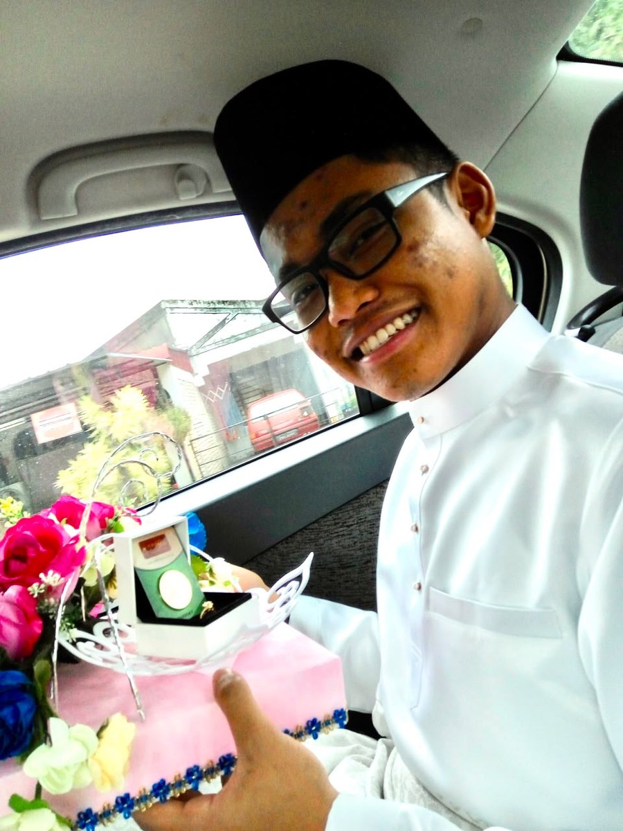 Syarif Jamil (SJ) berbaju Melayu putih membawa dulang Mas Kahwin 5 Dinar Emas