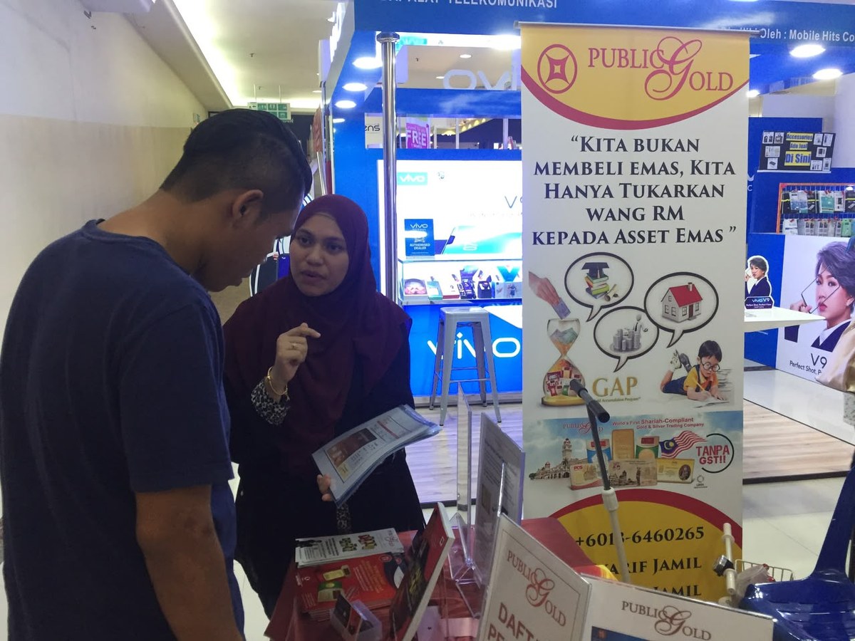 Isteri Syarif Jamil (SJ) membantu menerangkan pelan emas GAP di booth pameran
